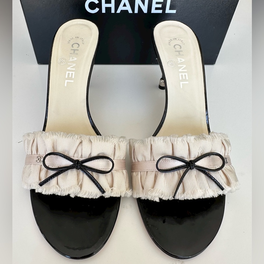 Chanel - Classic Chic Black & White Sandals. 39.5